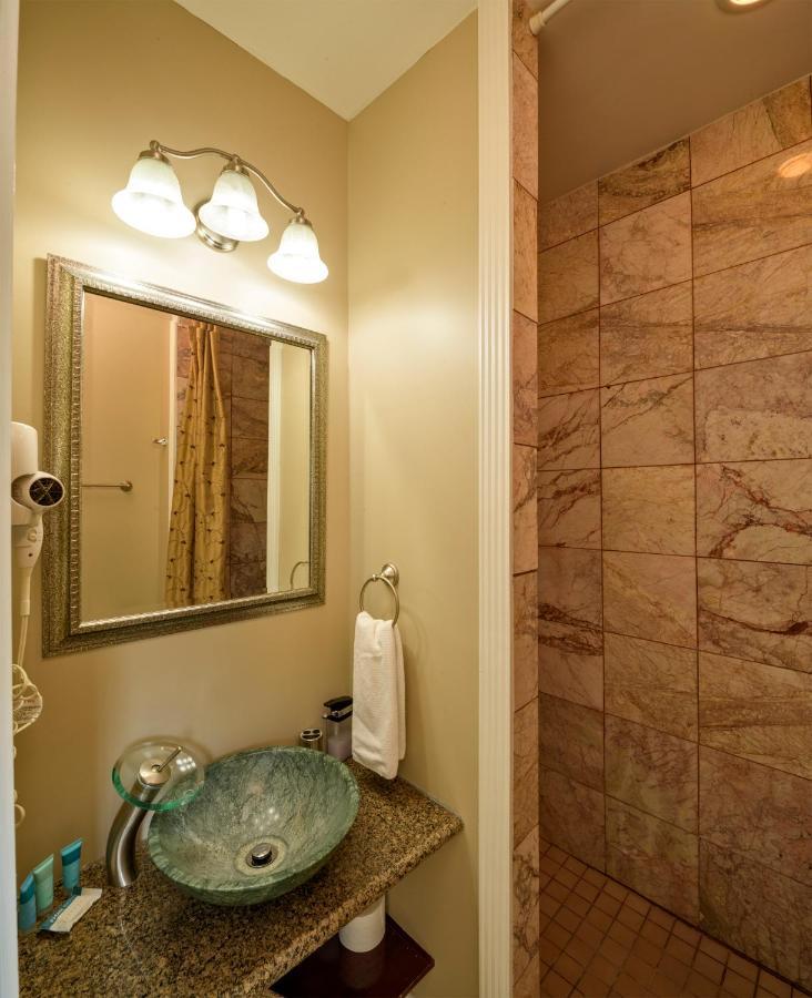Above The Beach Guest Suites Penticton Exterior foto