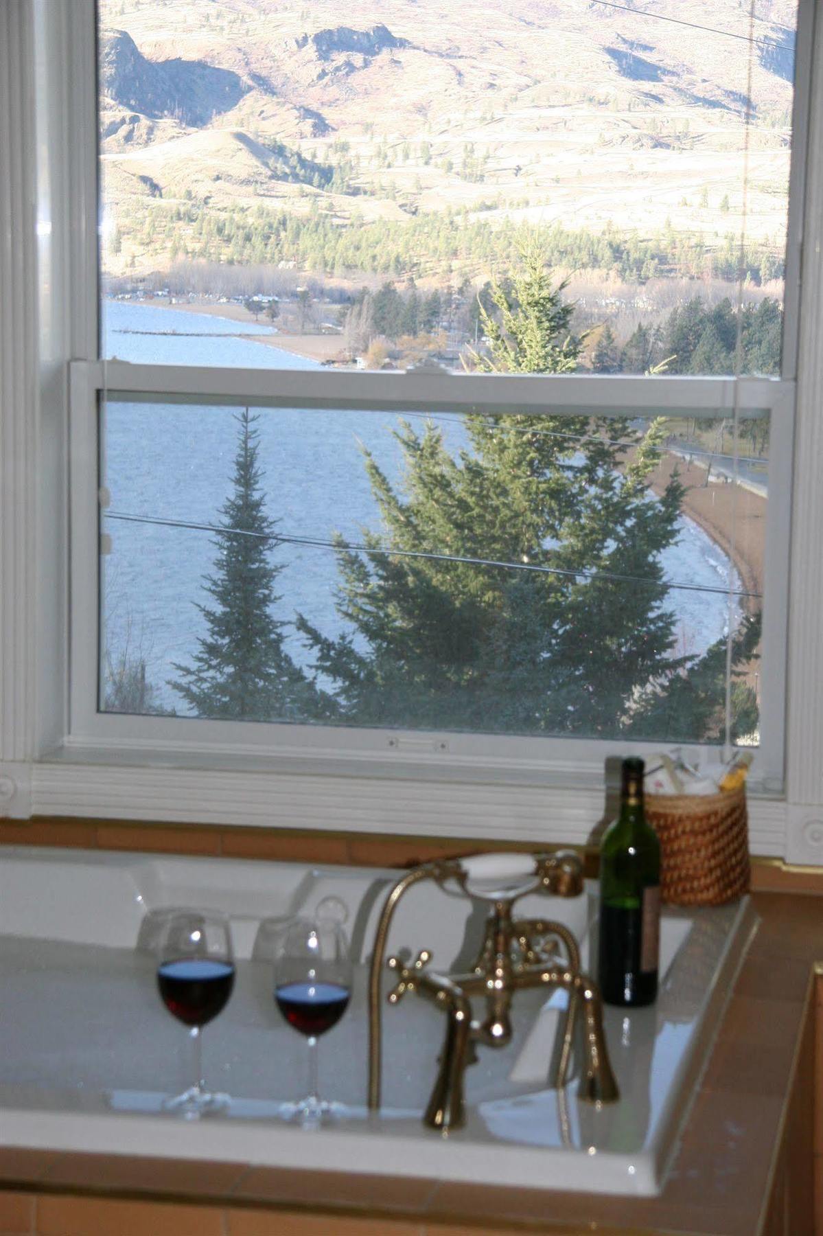 Above The Beach Guest Suites Penticton Exterior foto